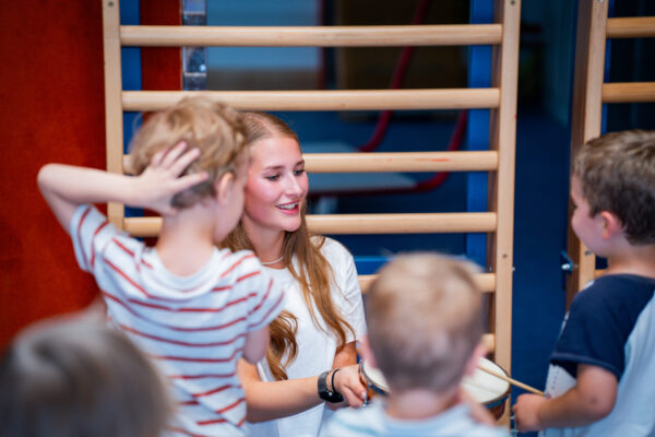 Trainerin Laura mit Kindern