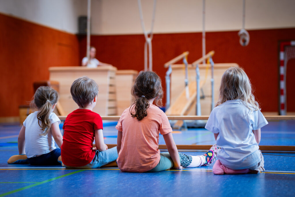 Vier Kinder am Turnsalboden