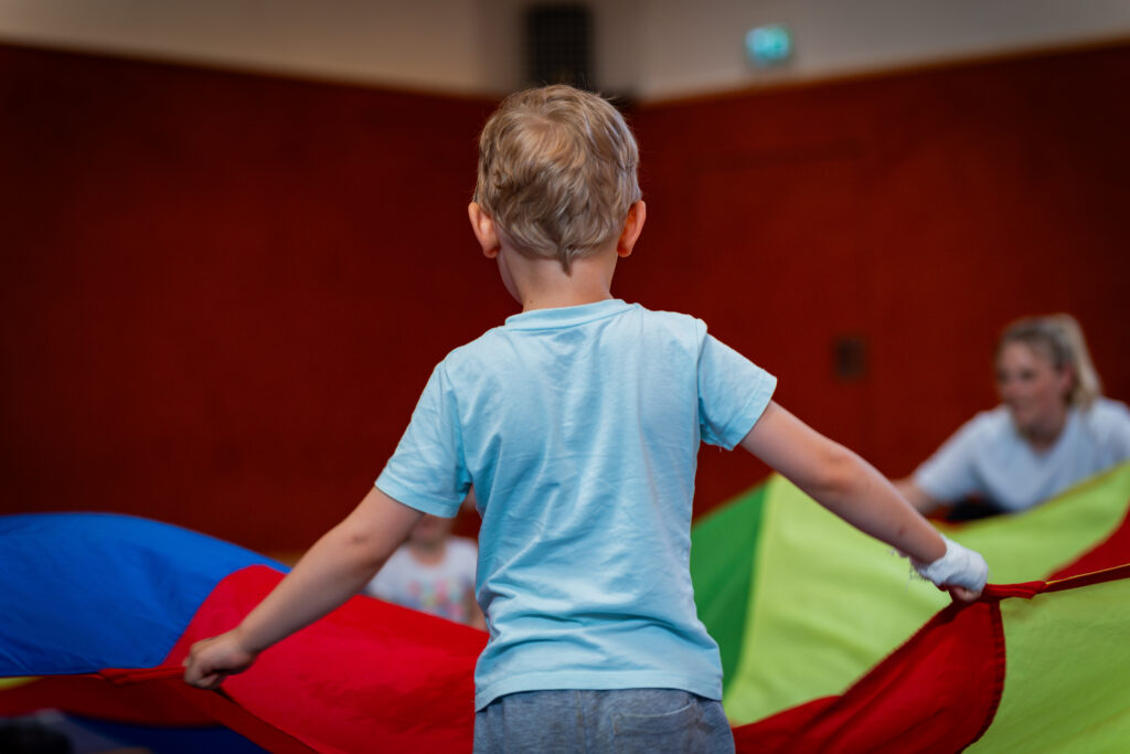 Kind von hinten beim spielen